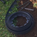 Kép 2/11 - Nortene Flexible Edge rugalmas, műanyag gyepszegély szett, 20 db leszúró tüskével, 4 cm x 10 m