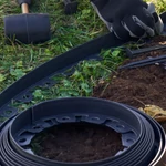 Kép 6/11 - Nortene Flexible Edge rugalmas, műanyag gyepszegély szett, 20 db leszúró tüskével, 4 cm x 10 m